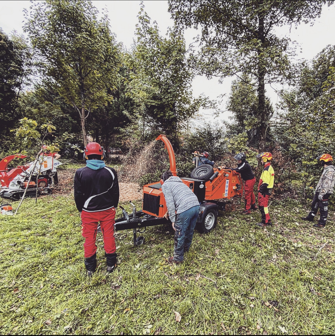 Photo de l'équipe des apprenants du CFPPA 38 de Saint-Ismier. Journée d'apprentissage au travail au sol : broyage, gestion des cordes des grimpeurs, logistique et utilisation du matériel.